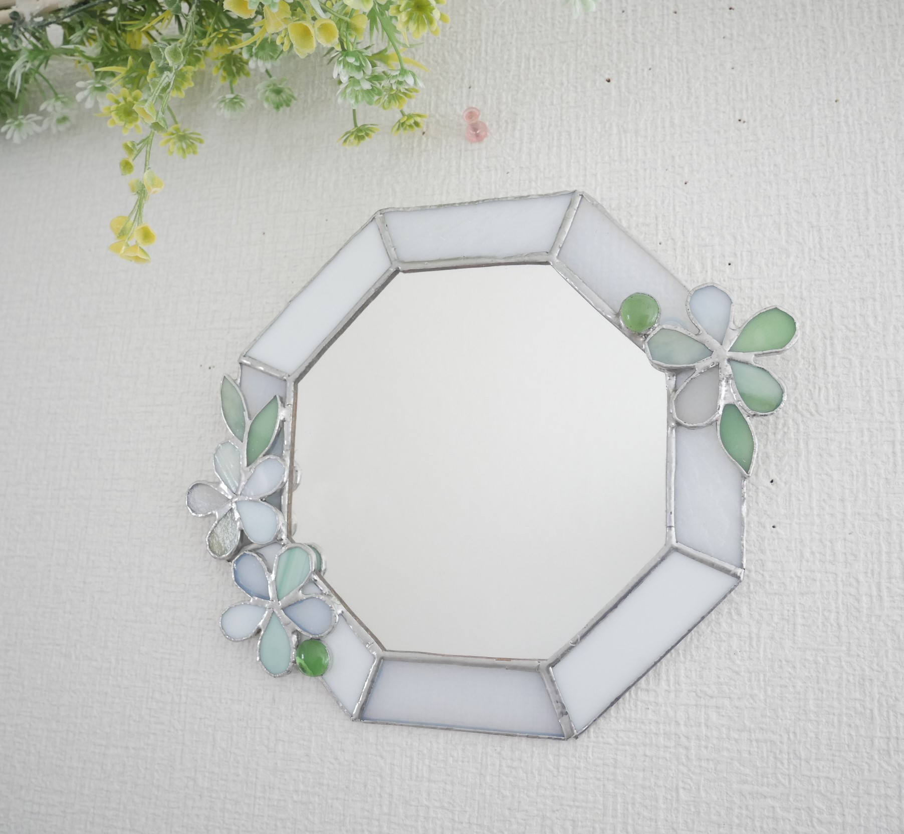 ✴︎:.｡淡いグリーンの花のホワイト八角形の鏡♪花3つ　(size20/Max24)　　ステンドグラス