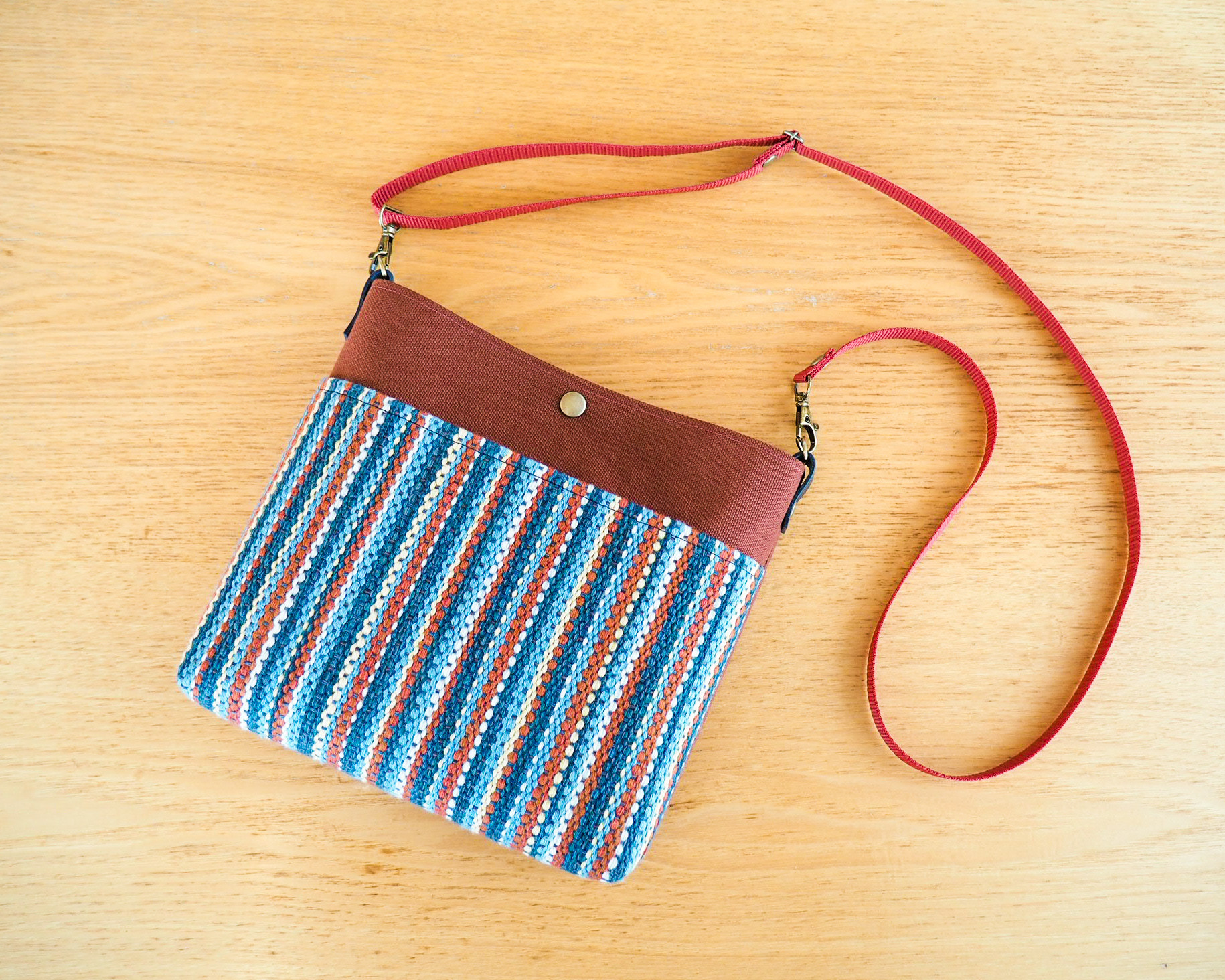 北欧風マルチカラー手織り布のサコッシュ（エンジ）