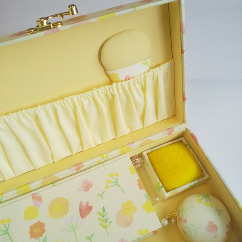 トランク型お裁縫箱とお裁縫道具のセット（ カルトナージュ