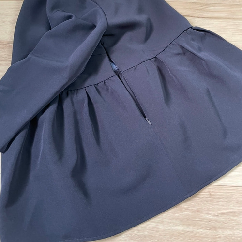 体系カバー優秀♡普段～卒入式にも♡上品ペプラムトップス 紺【FREE