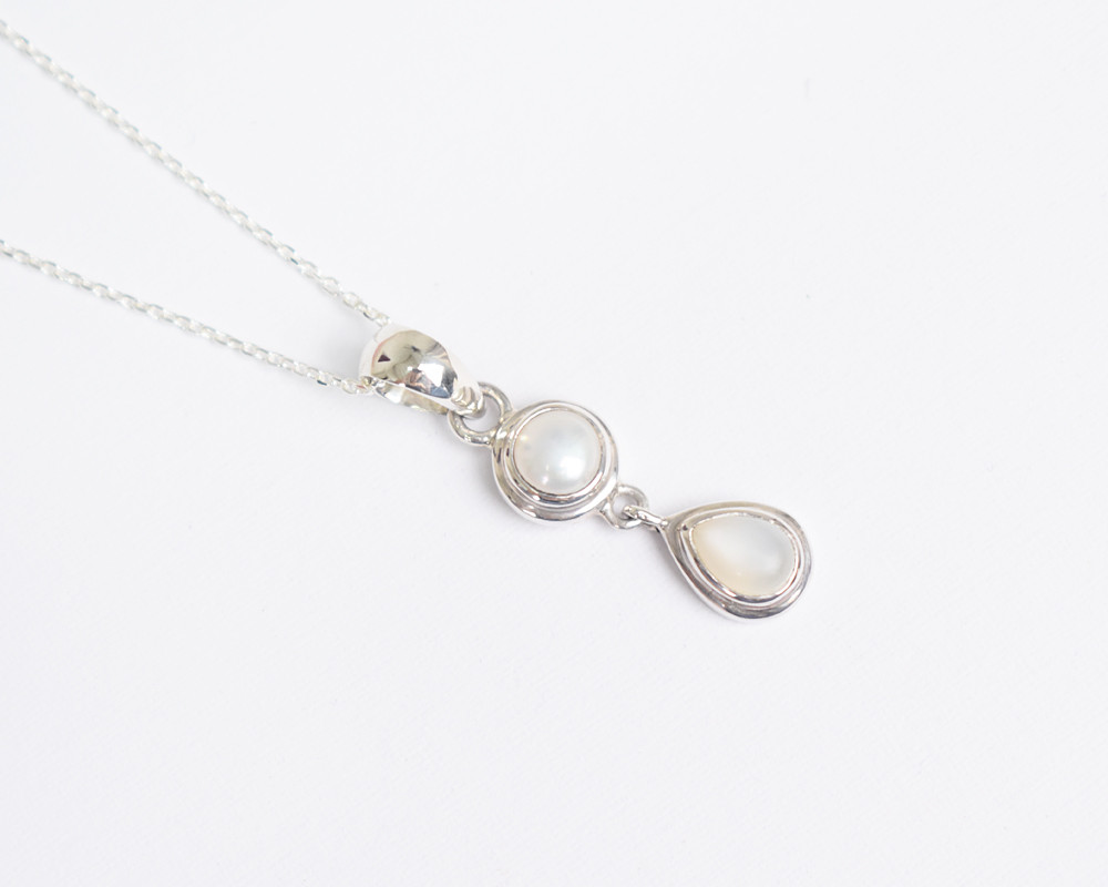 ムーンストーンと淡水パールのシルバーネックレス　シルバー925　天然石ネックレス