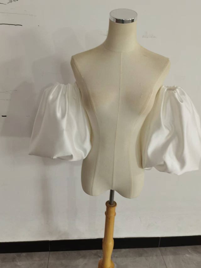 パフスリーブ オフホワイト ストレッチ 光沢サテン 可愛い ウェディングドレス/前撮り