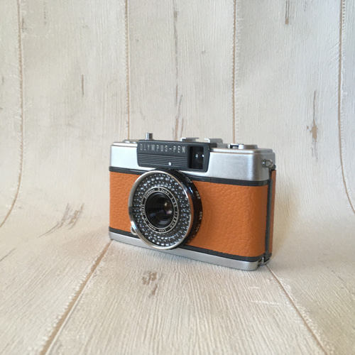 Olympus pen EE-2 人気のハーフサイズカメラ おしゃれなオレンジ 1本で2倍撮れるハーフカメラ｜オリンパス PEN EE-2アプリコット