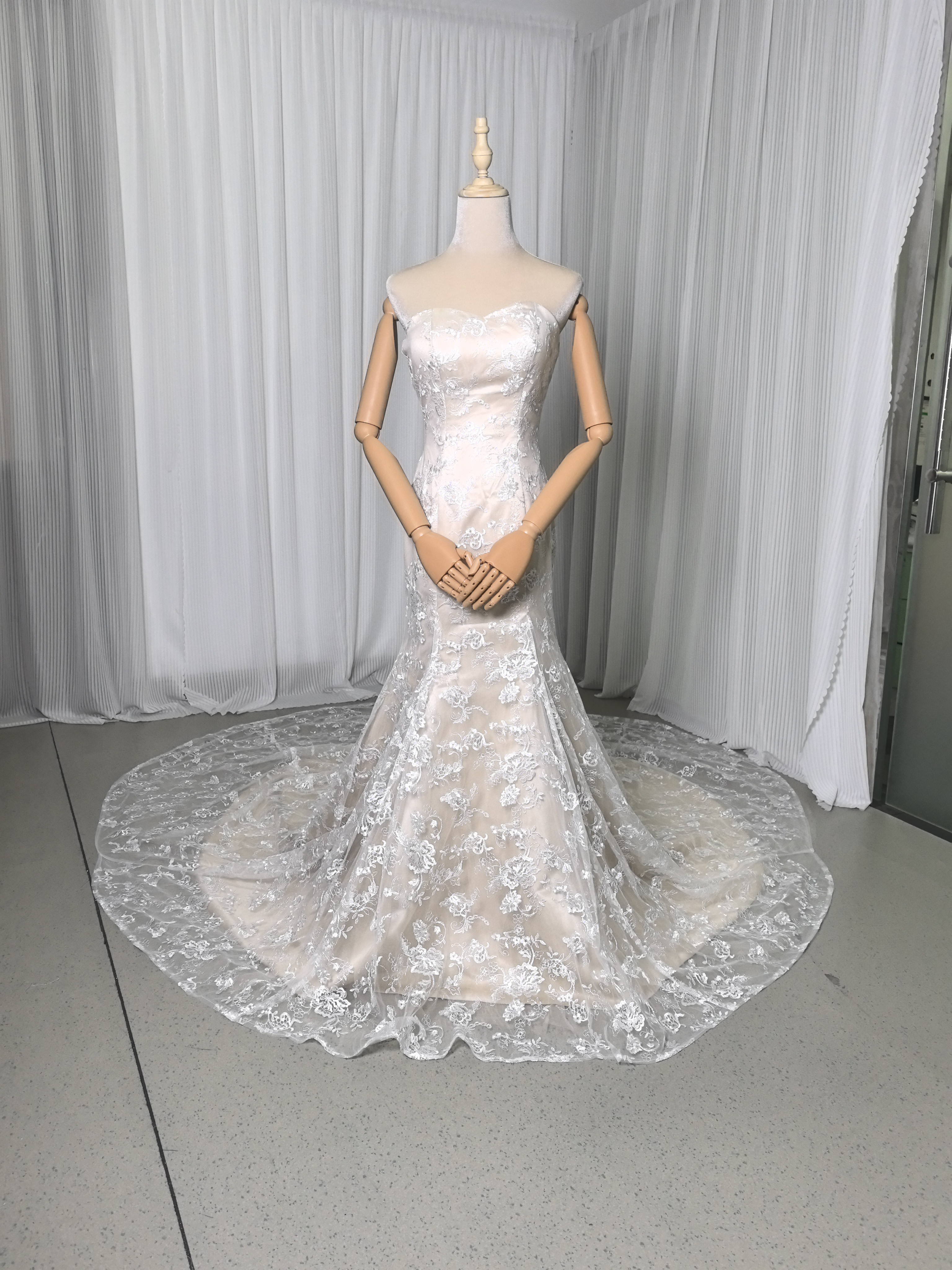 送料無料！ウエディングドレス ベージュ マーメイドライン 贅沢な小花総レース 華やかなトレーン 繊細レース 優しい