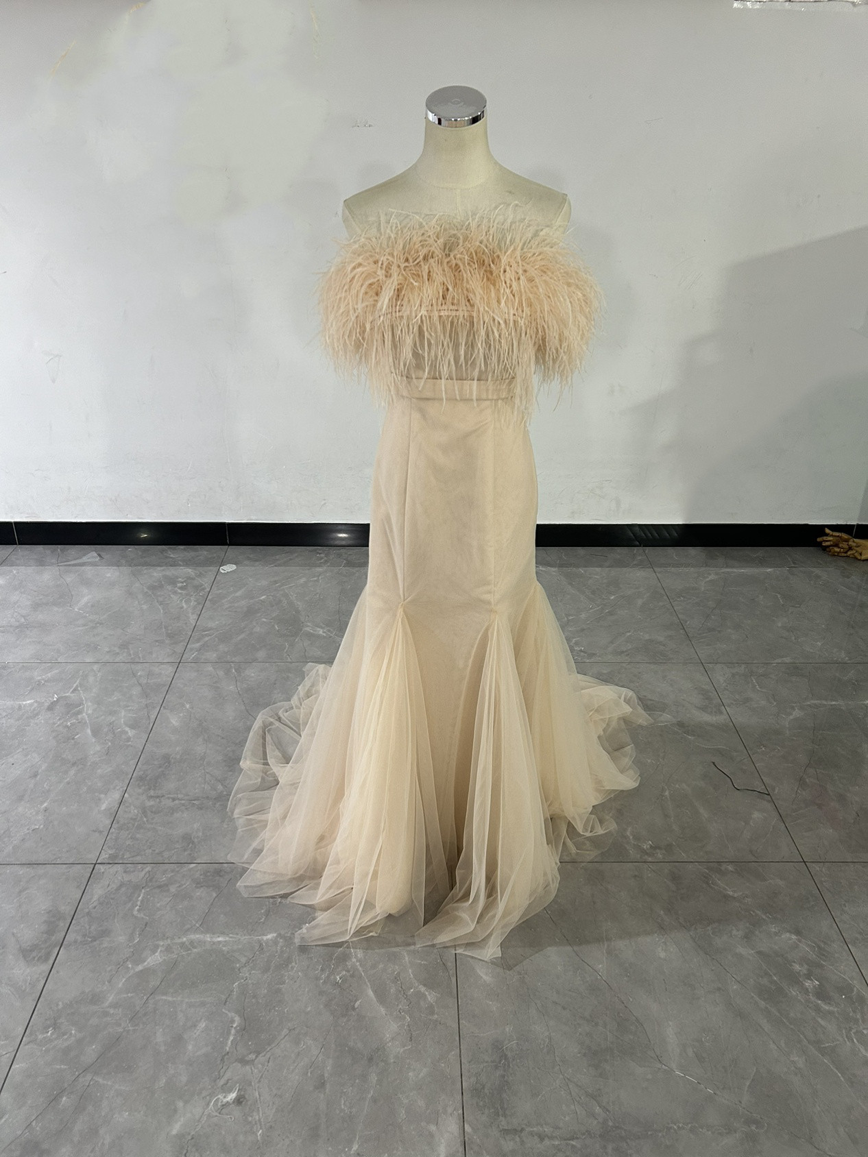 送料無料！人気上昇！カラードレス 羽フェザーマーメイド 玉ピンク パーティー/結婚式/披露宴