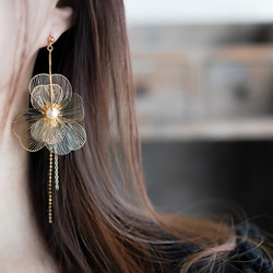 大振り透かしフラワーのピアス（イヤリング） 7枚目の画像