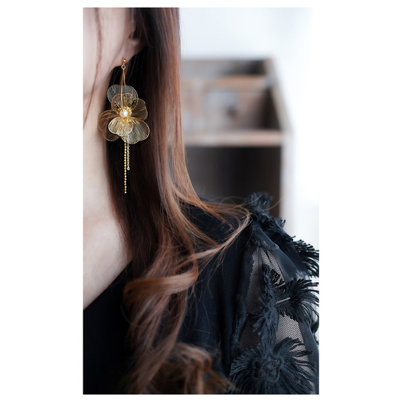 大振り透かしフラワーのピアス（イヤリング） 2枚目の画像