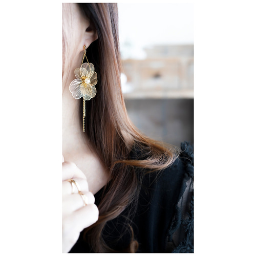 クリアフラワーの大ぶりイヤリング／ピアス | iichi 日々の