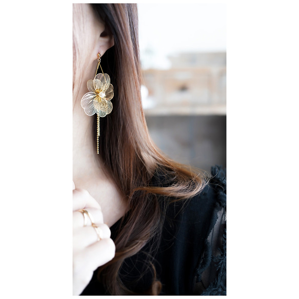 大振り透かしフラワーのピアス（イヤリング） 3枚目の画像