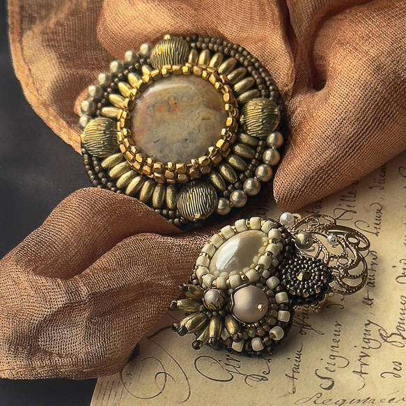 時を纏う、アンティークビーズブローチコレクション ブローチ ラヴィ