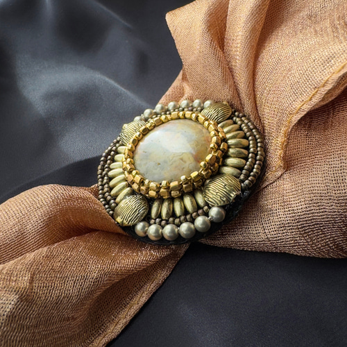 時を纏う、アンティークビーズブローチコレクション ブローチ ラヴィ