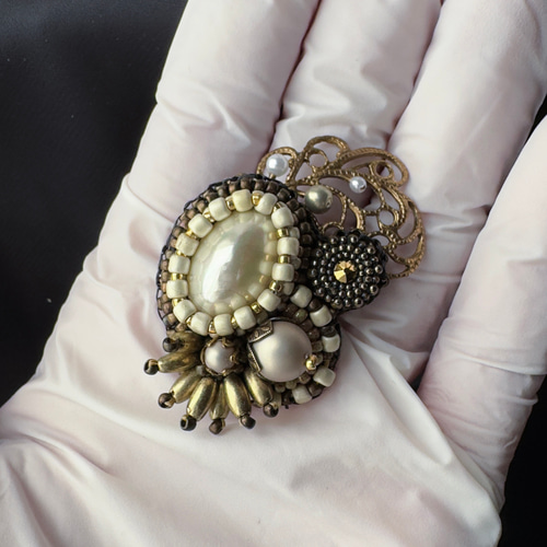 時を纏う、アンティークビーズブローチコレクション ブローチ ラヴィ