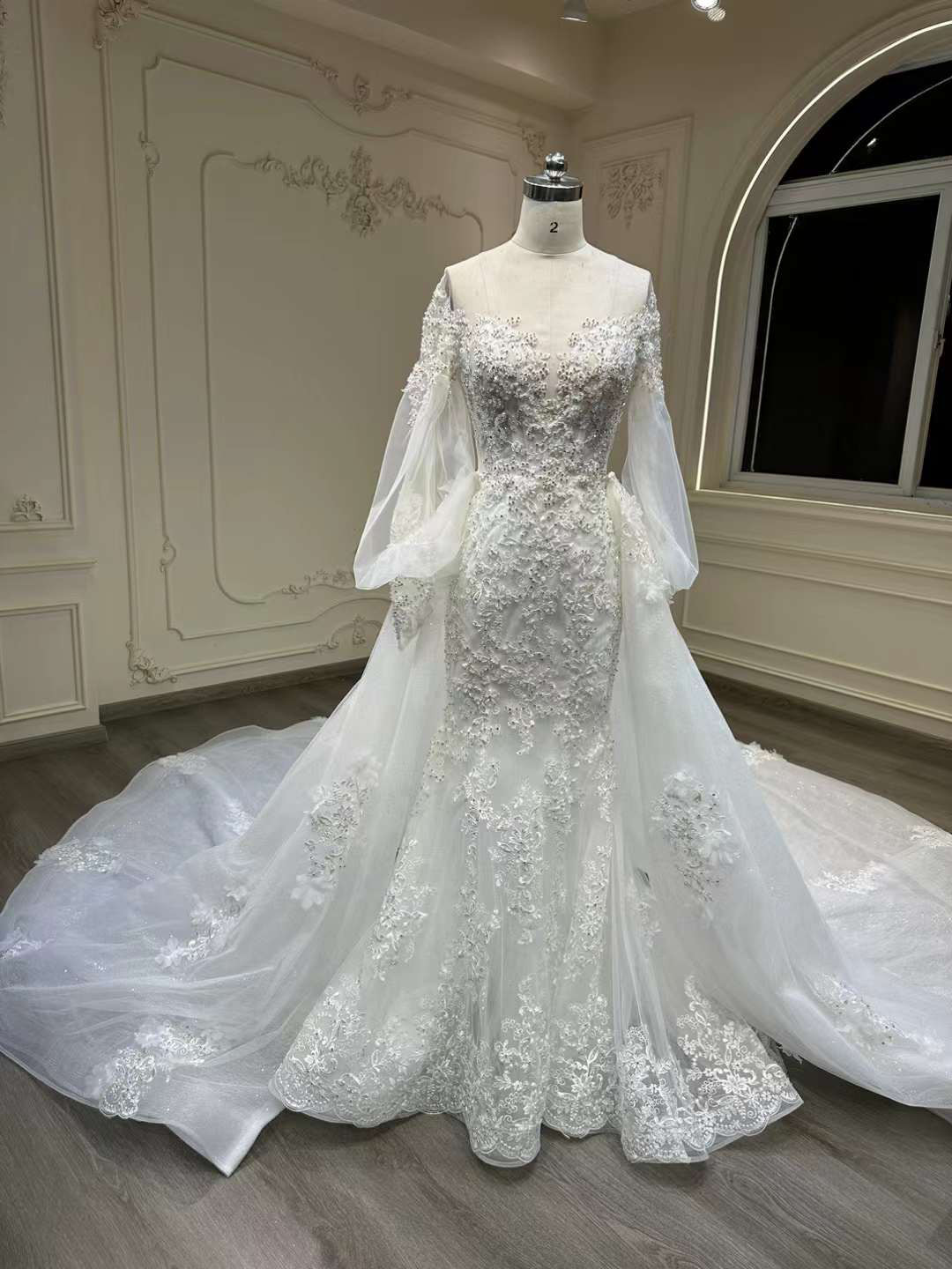 お買い得！マーメイドドレス　贅沢な花総レース　オフショルダー　シーズル袖　ホワイト　ストーン付き　2次会ウェディングドレ