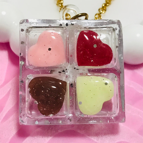 ♡バレンタイン♡アマビエさん① 板チョコ　　他レジンキーホルダー計6点 名入れ】全7色♡マーブル＆金箔イニシャルレジンキーホルダー