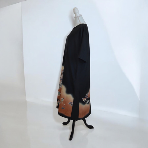風景画刺繍 黒留袖リメイク ワンピース　2L~3L 着物リメイク 正絹 黒留袖 両面着用 125㌢ アンシンメトリー