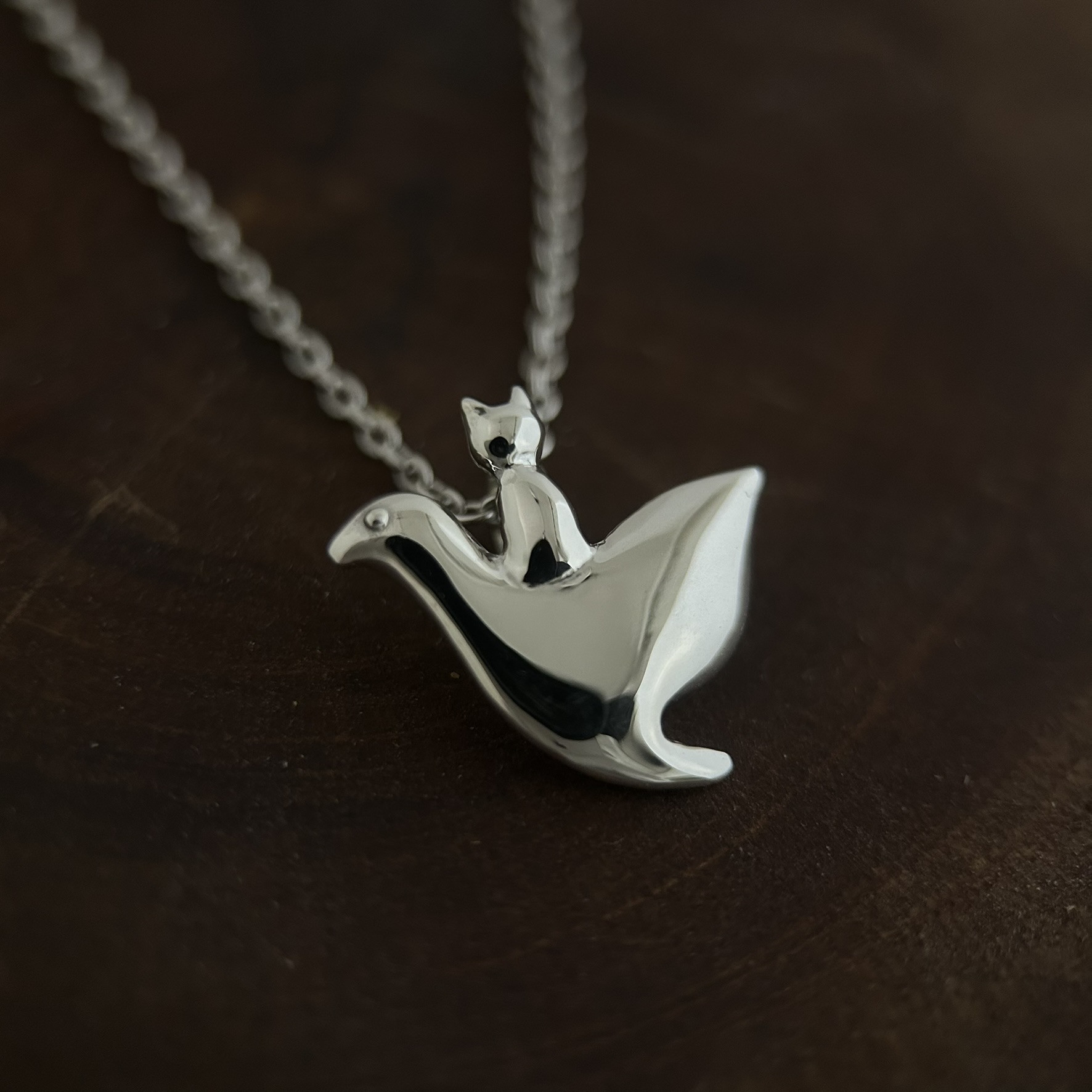 鳥に乗る猫　シルバーネックレス