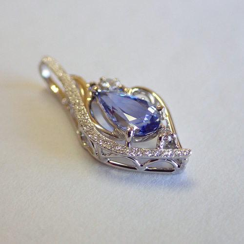 サファイア2カラット、ダイヤ0.43カラット、プラチナ900ペンダントトップ