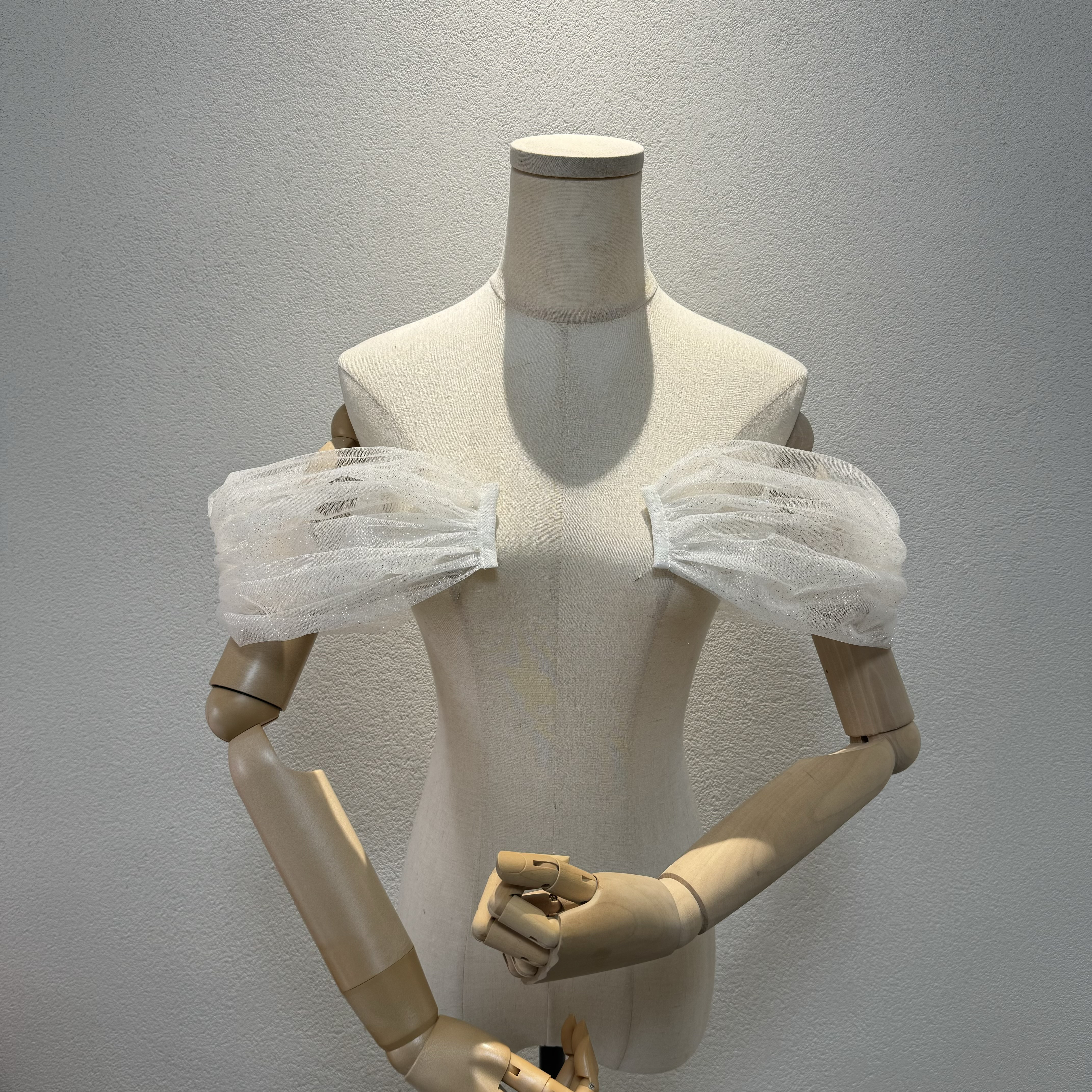 大人気上昇中！キラキラ　チュール　取り外し可能お袖　二の腕カバー　カラー変更可能　オフショルダーの付け袖　優雅ウェディン