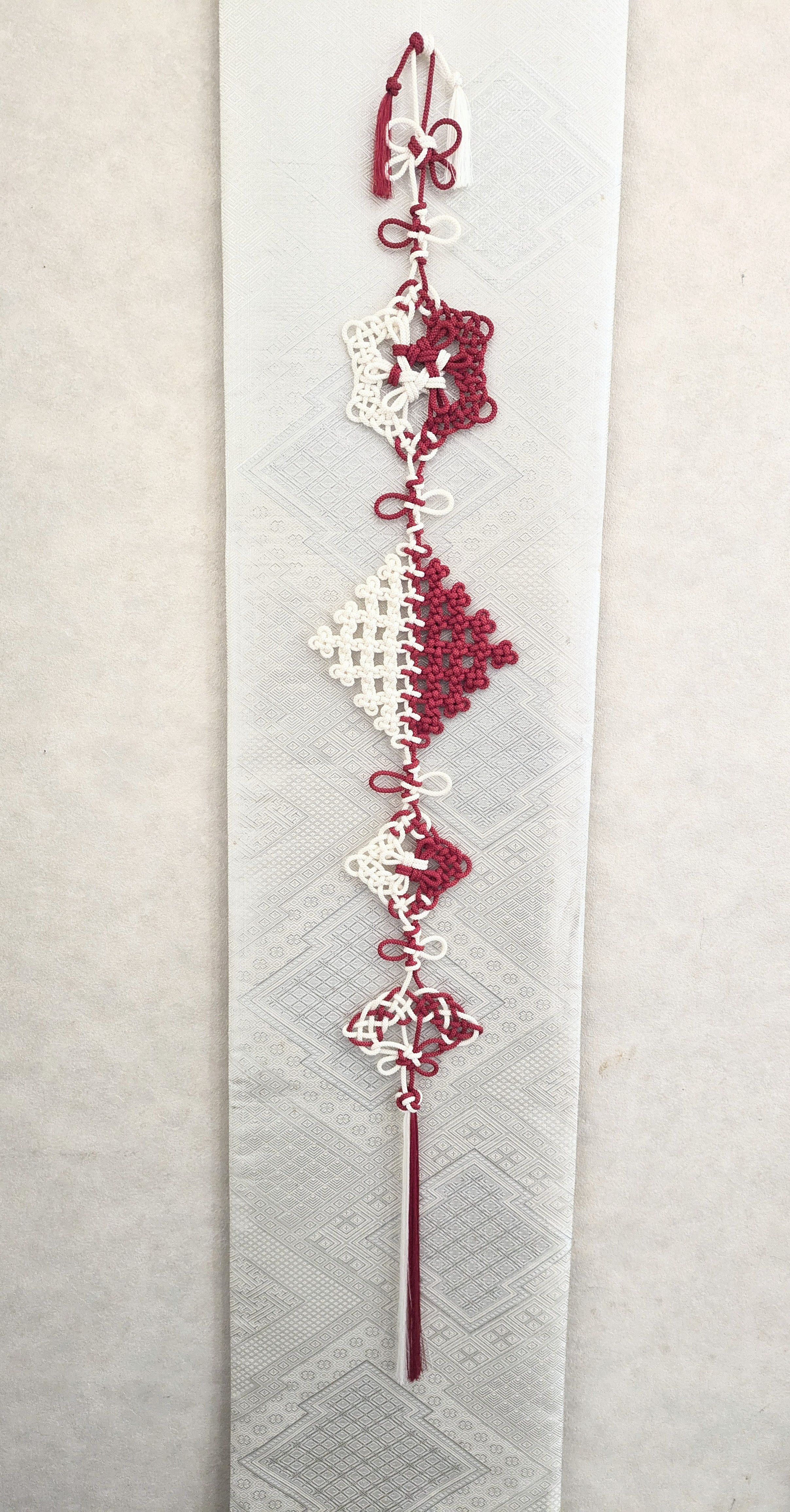 紅白の壁飾り　組紐　大