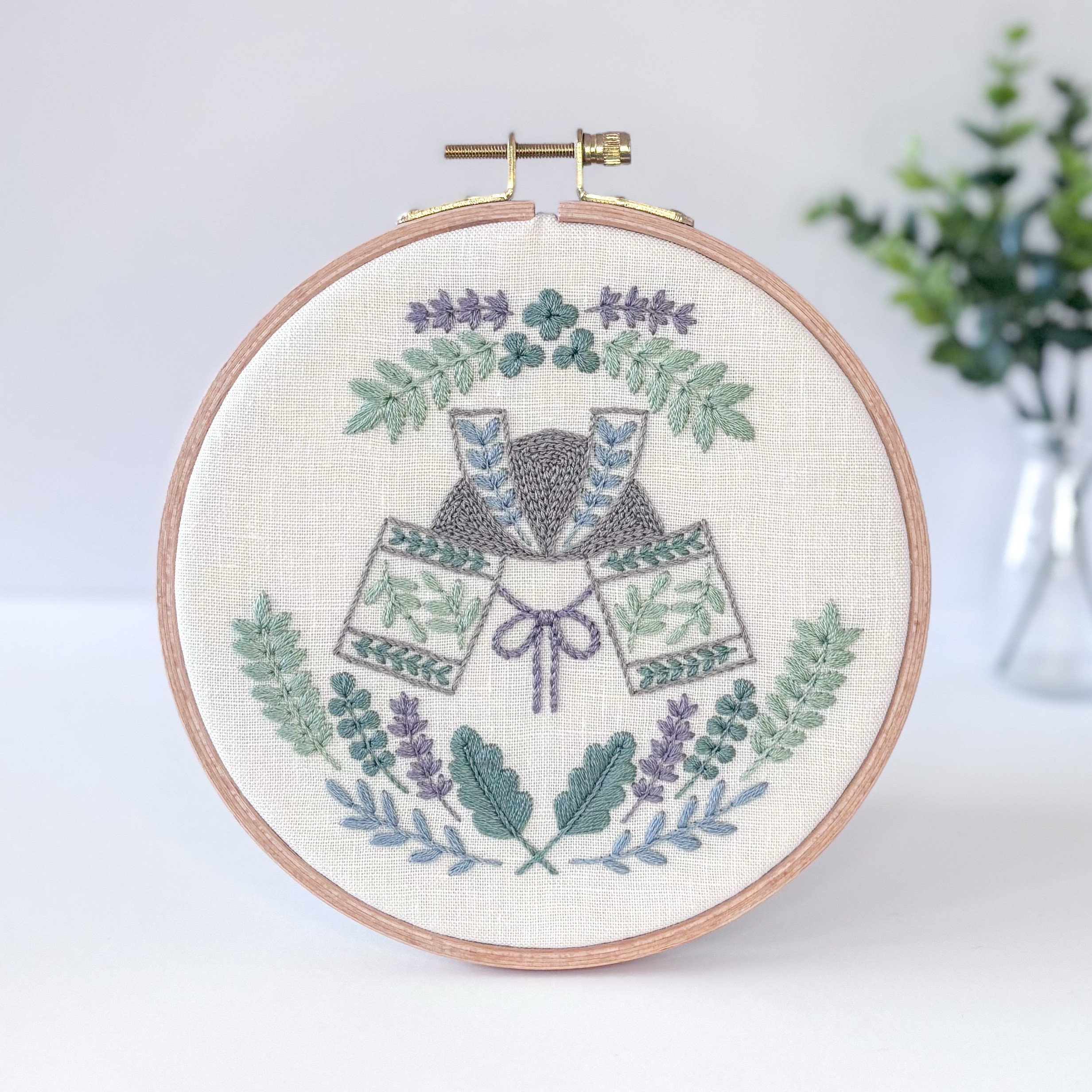 刺繍の兜飾り ファブリックパネル　パステルグリーン　直径16cm /こどもの日　端午の節句　インテリア 壁飾り