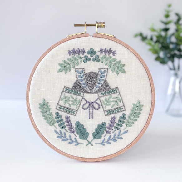 刺繍の兜飾り ファブリックパネル パステルグリーン 直径16cm /こども