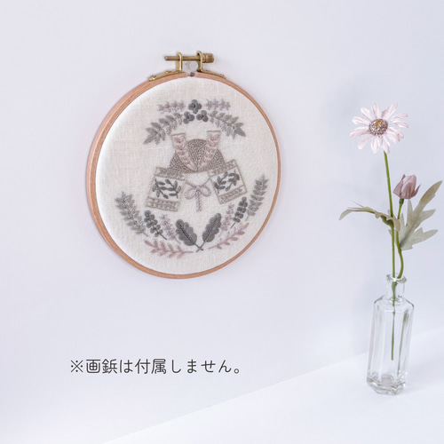 刺繍の兜飾り ファブリックパネル グレージュ 直径16cm /こども 刺繍の兜飾り ファブリックパネル グレージュ 直径16cm /こども