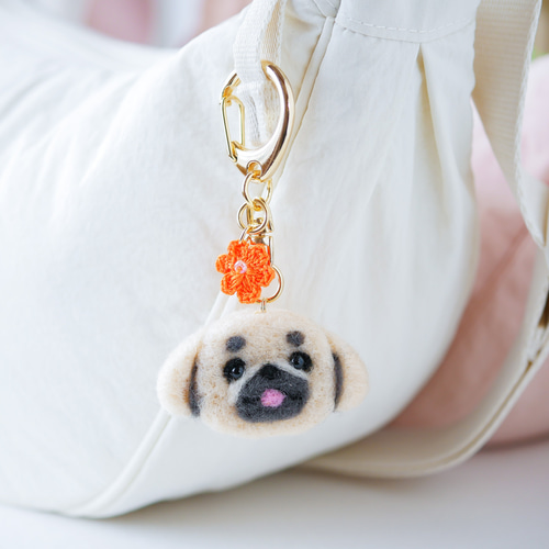 ペキニーズ フォーン 犬とお花キーホルダー バッグにつけて一緒に