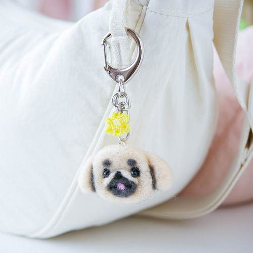ペキニーズ フォーン 犬とお花キーホルダー バッグにつけて一緒に