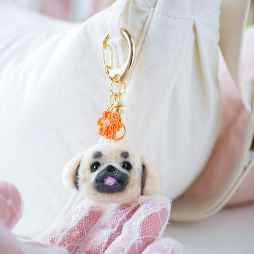 ペキニーズ フォーン 犬とお花キーホルダー バッグにつけて一緒に