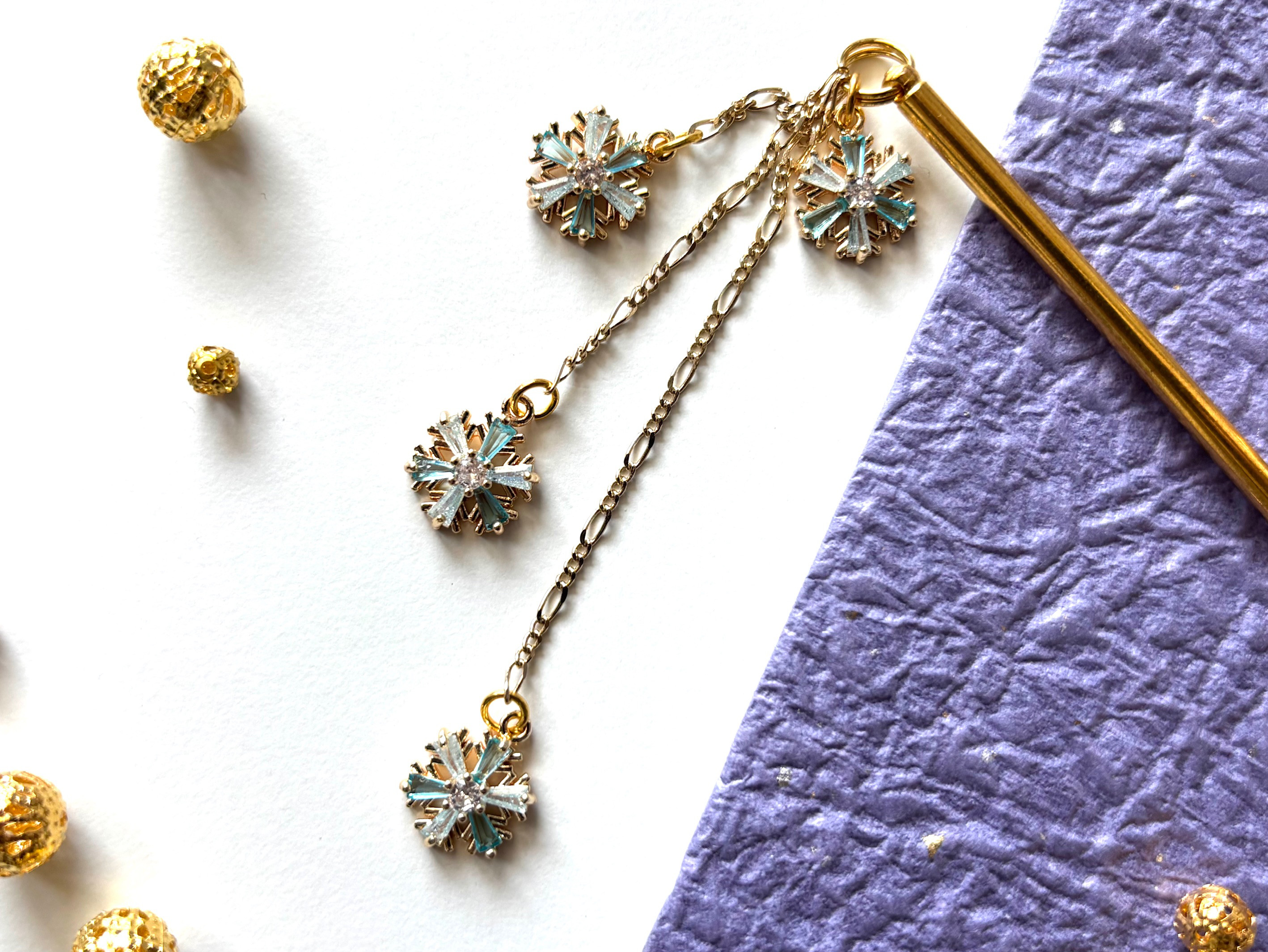 かんざし　キュービックジルコニアの雪の結晶４連　青系　ブルー　水色　一本挿し　一本簪　涼しげ　冬氷　スノーフレーク