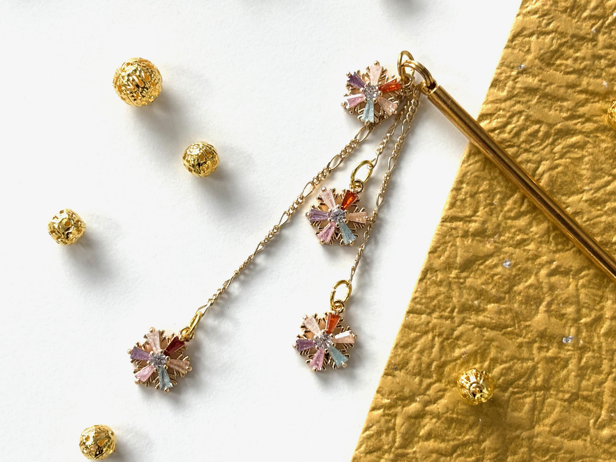 かんざし　キュービックジルコニアの雪の結晶４連　赤系　レッド　ゴールド　一本挿し　一本簪　冬　スノーフレーク