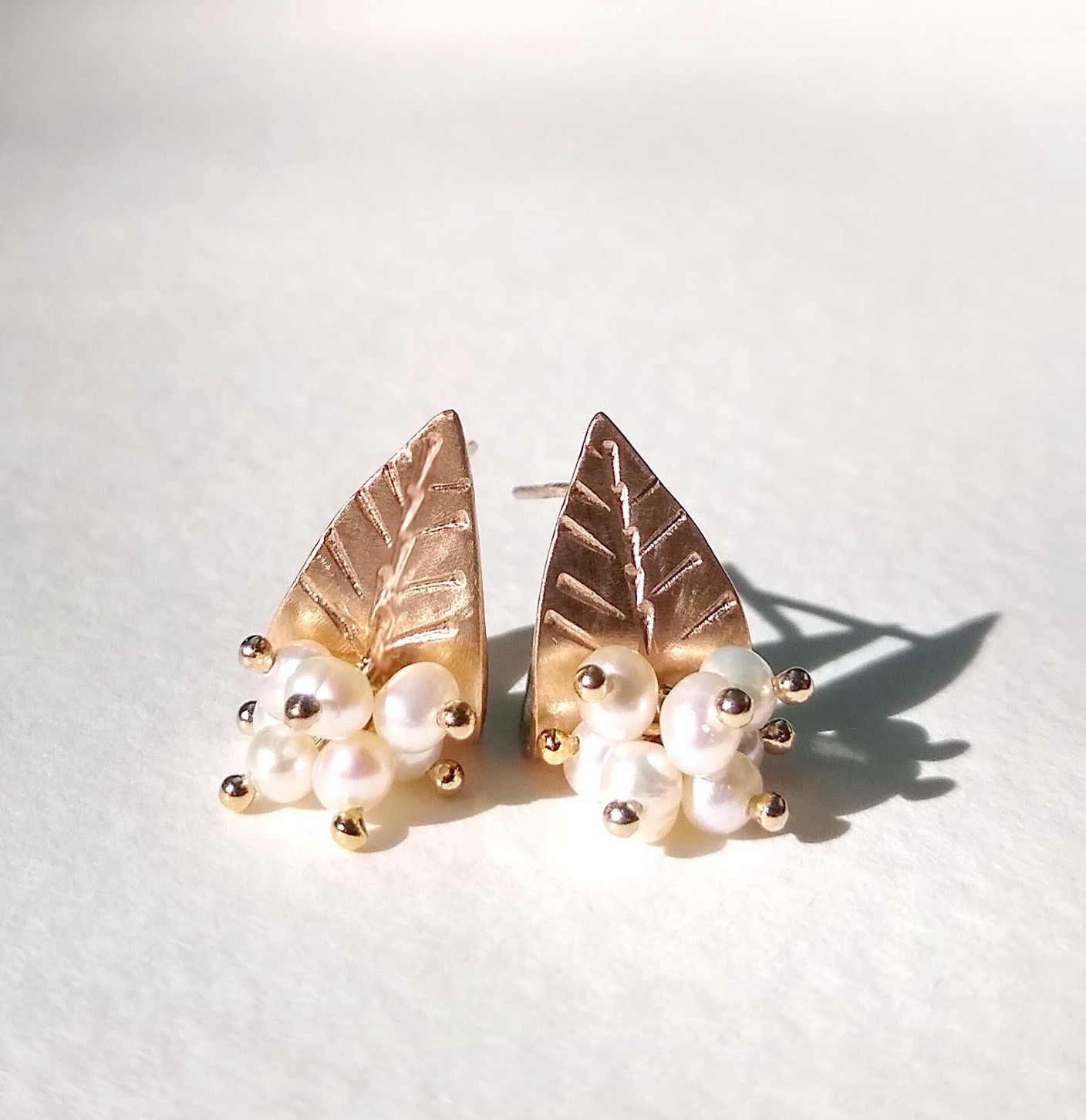 黄金色の葉と小粒パールのピアス