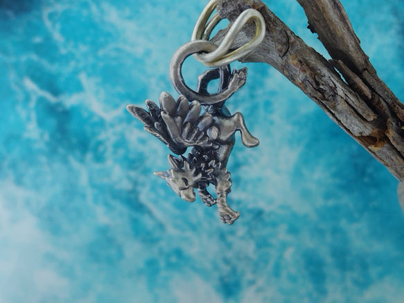 グリフォンぶら下がりイヤカフ・トップ 2枚目の画像