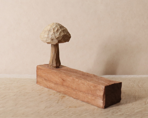 キノコ 木彫り 木製 置物 インテリア雑貨（木材：栗、チェリーなど）（No.T1044） 2枚目の画像