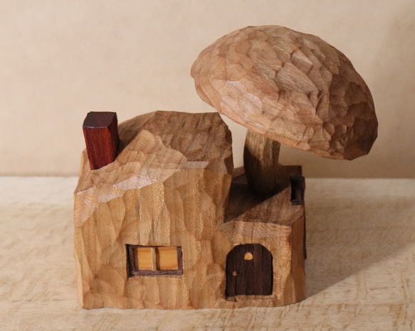キノコの家 木彫り 木製 置物 インテリア雑貨（木材：山桜など）（No.T1043） 2枚目の画像