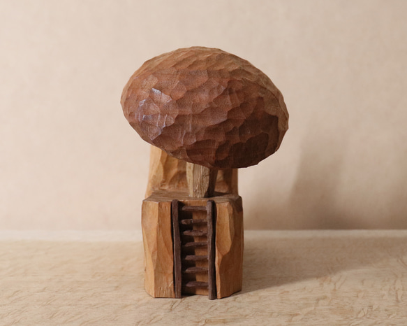 キノコの家 木彫り 木製 置物 インテリア雑貨（木材：山桜など）（No.T1043） 4枚目の画像