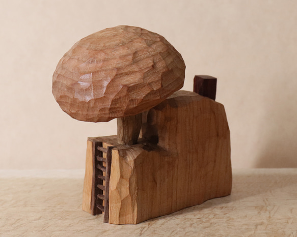 キノコの家 木彫り 木製 置物 インテリア雑貨（木材：山桜など）（No.T1043） 5枚目の画像