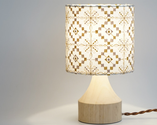 ヨーロッパ輸入　メタル&リネン使用　『ラメ入りシェードテーブルランプ』　シルバー c2130ea2a989221e198e9eba7a75d3