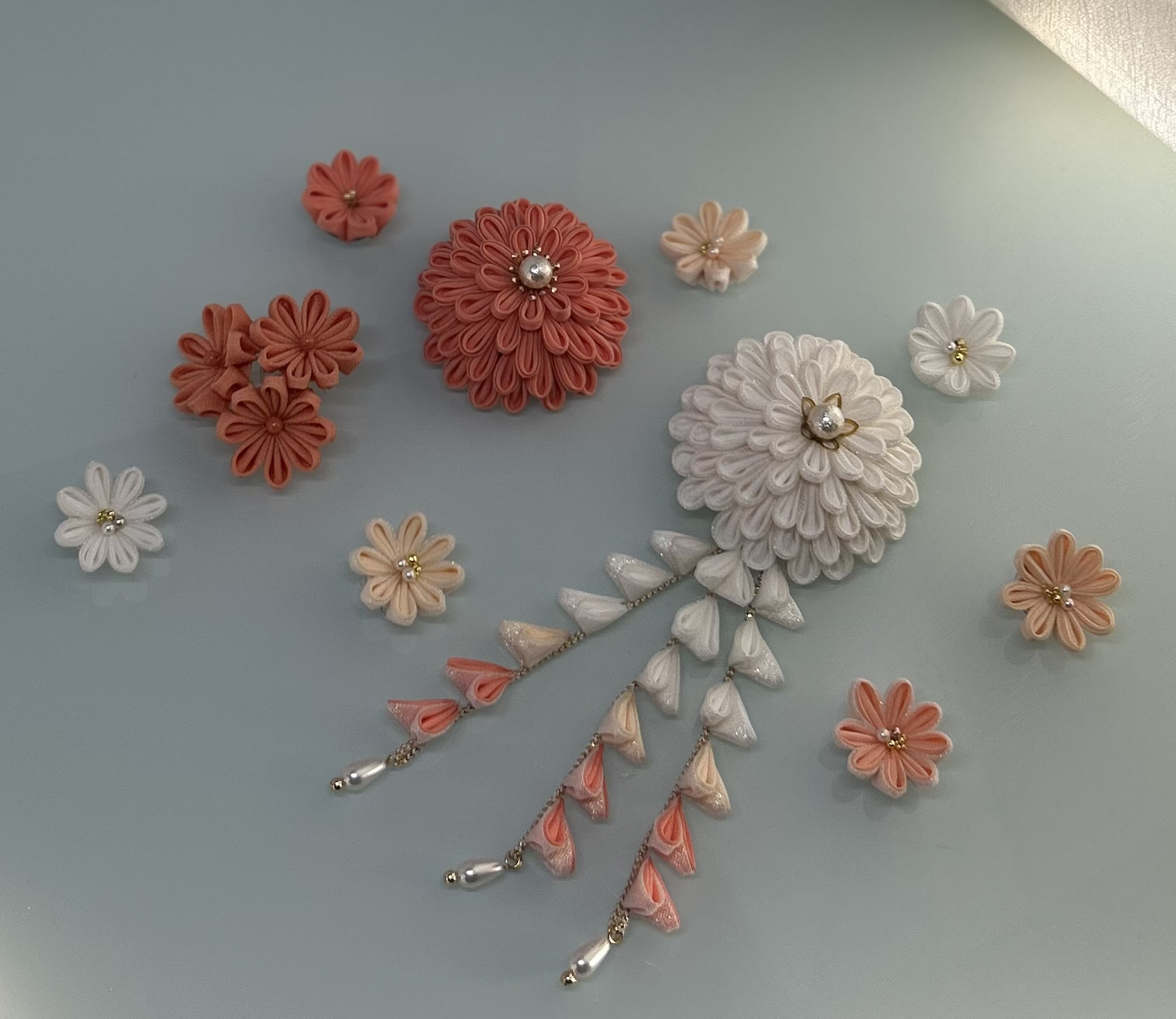 つまみ細工　成人式、卒業式の髪飾り（白、唐紅、ペールオレンジ）