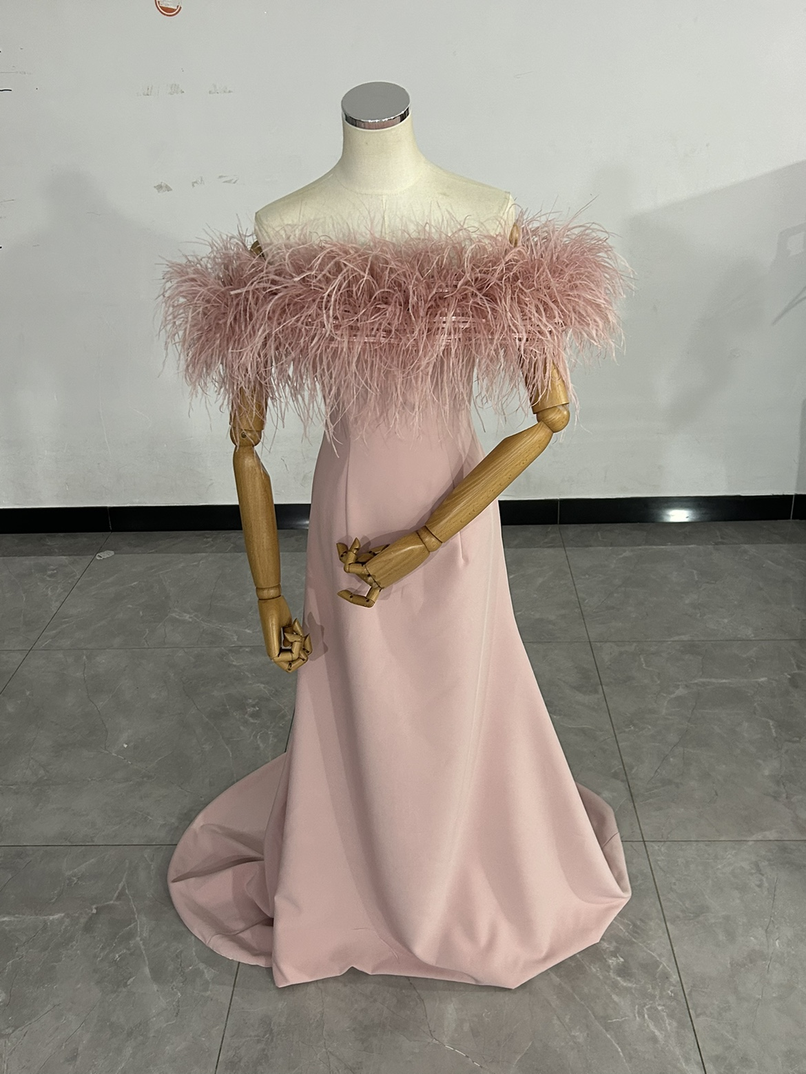 人気上昇！ピンク カラードレス オフショルダー フェザー 細見えシルエット 花嫁 前撮り