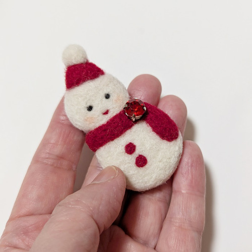 羊毛フェルト　ゆきち♪様 ブローチ】羊毛フェルト/ 雪だるま ブローチ yuri 通販 18611235