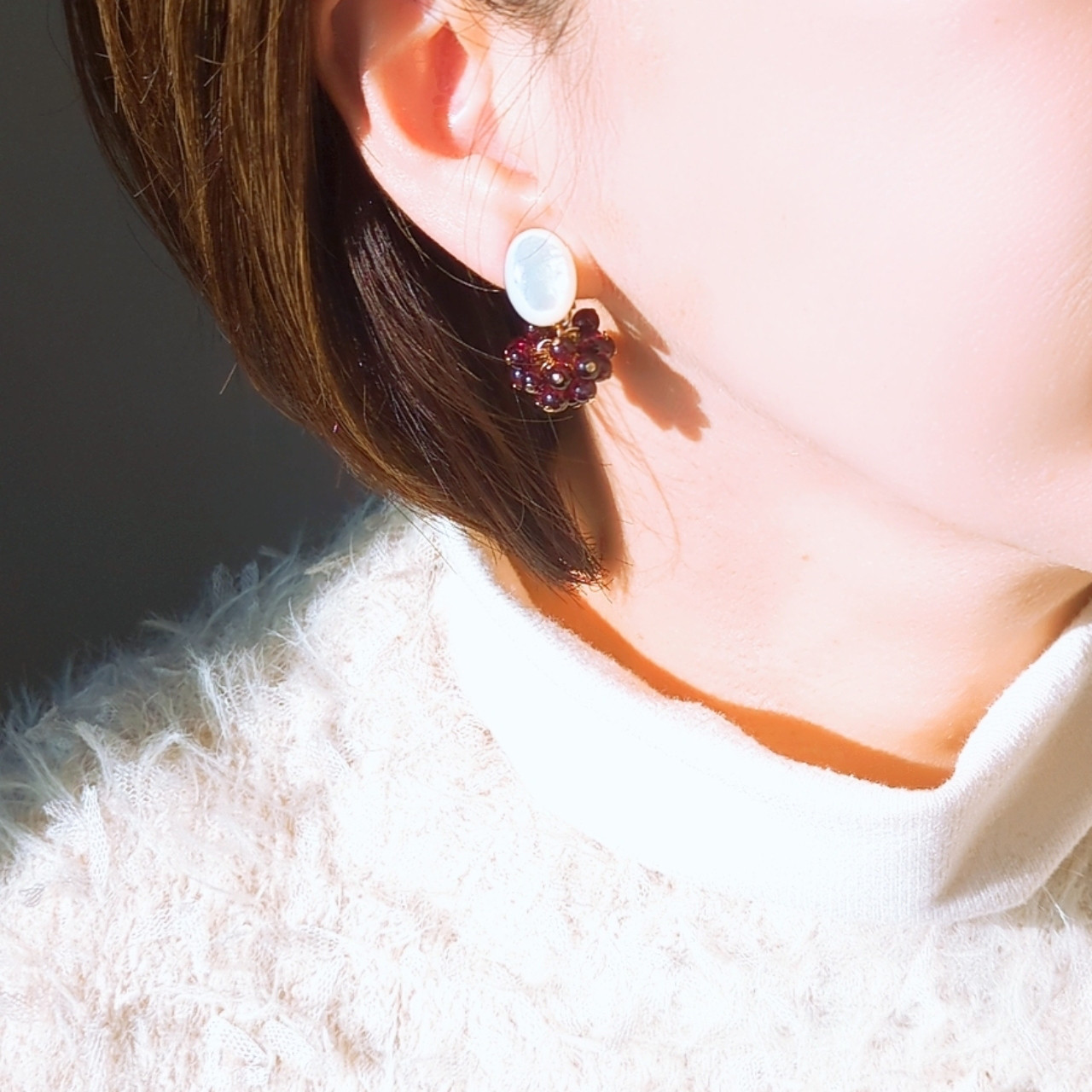 高品質ホワイトシェル(白蝶貝)オーバル×つぶつぶガーネット 痛くないイヤリング or ピアス