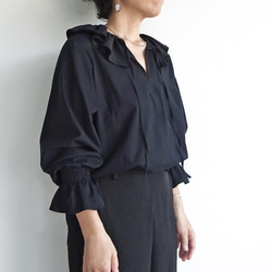「ワケありな逸品R-12」フォーマルにも♪ ダブルラッフルカラーブラウス（ブラック） 3枚目の画像