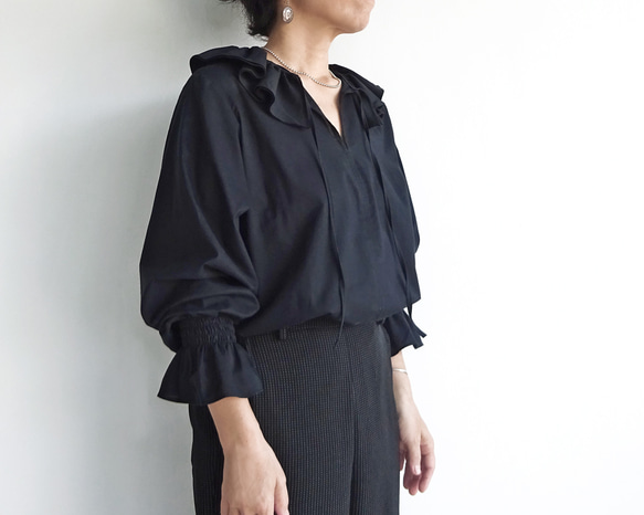 「ワケありな逸品R-12」フォーマルにも♪ ダブルラッフルカラーブラウス（ブラック） 3枚目の画像