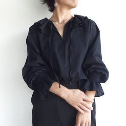 「ワケありな逸品R-12」フォーマルにも♪ ダブルラッフルカラーブラウス（ブラック） 1枚目の画像