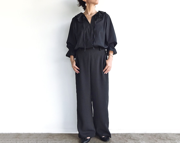 「ワケありな逸品R-12」フォーマルにも♪ ダブルラッフルカラーブラウス（ブラック） 2枚目の画像