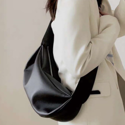 •黒•上質な厚手な天然軟めな牛革ショルダーバッグ•牛革肩がけかばんバッグ 7枚目の画像