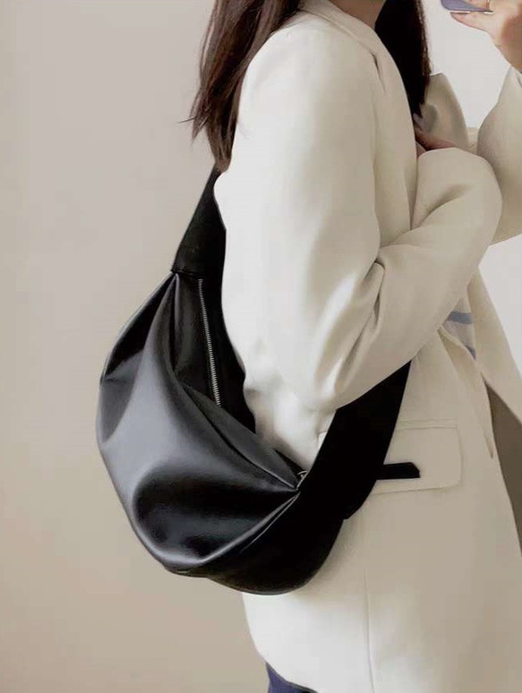 •黒•上質な厚手な天然軟めな牛革ショルダーバッグ•牛革肩がけかばんバッグ 7枚目の画像