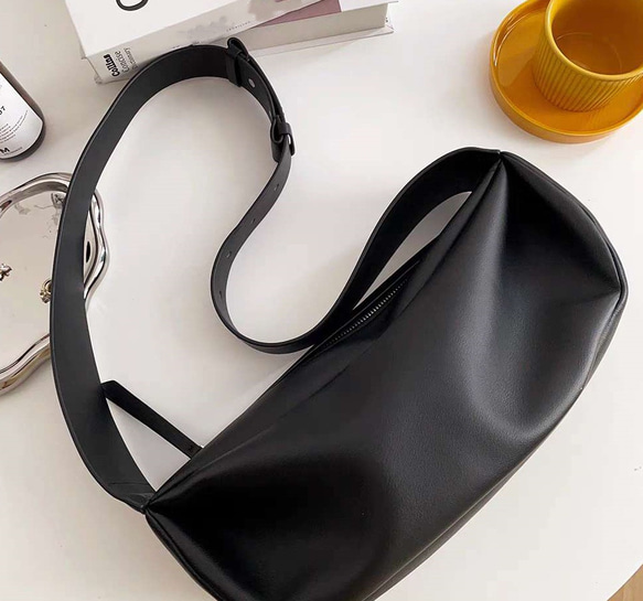 •黒•上質な厚手な天然軟めな牛革ショルダーバッグ•牛革肩がけかばんバッグ 12枚目の画像