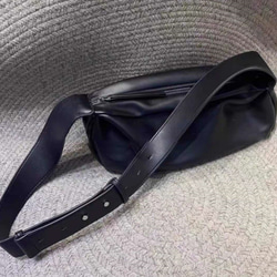 •黒•上質な厚手な天然軟めな牛革ショルダーバッグ•牛革肩がけかばんバッグ 10枚目の画像